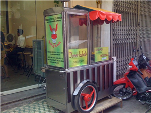 Xe đẩy bánh mì chạy quanh Hà Nội thu nhập gấp 5 lần vào nhà nước